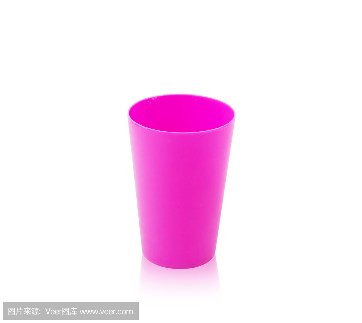 彩色塑料杯孤立在白色背景